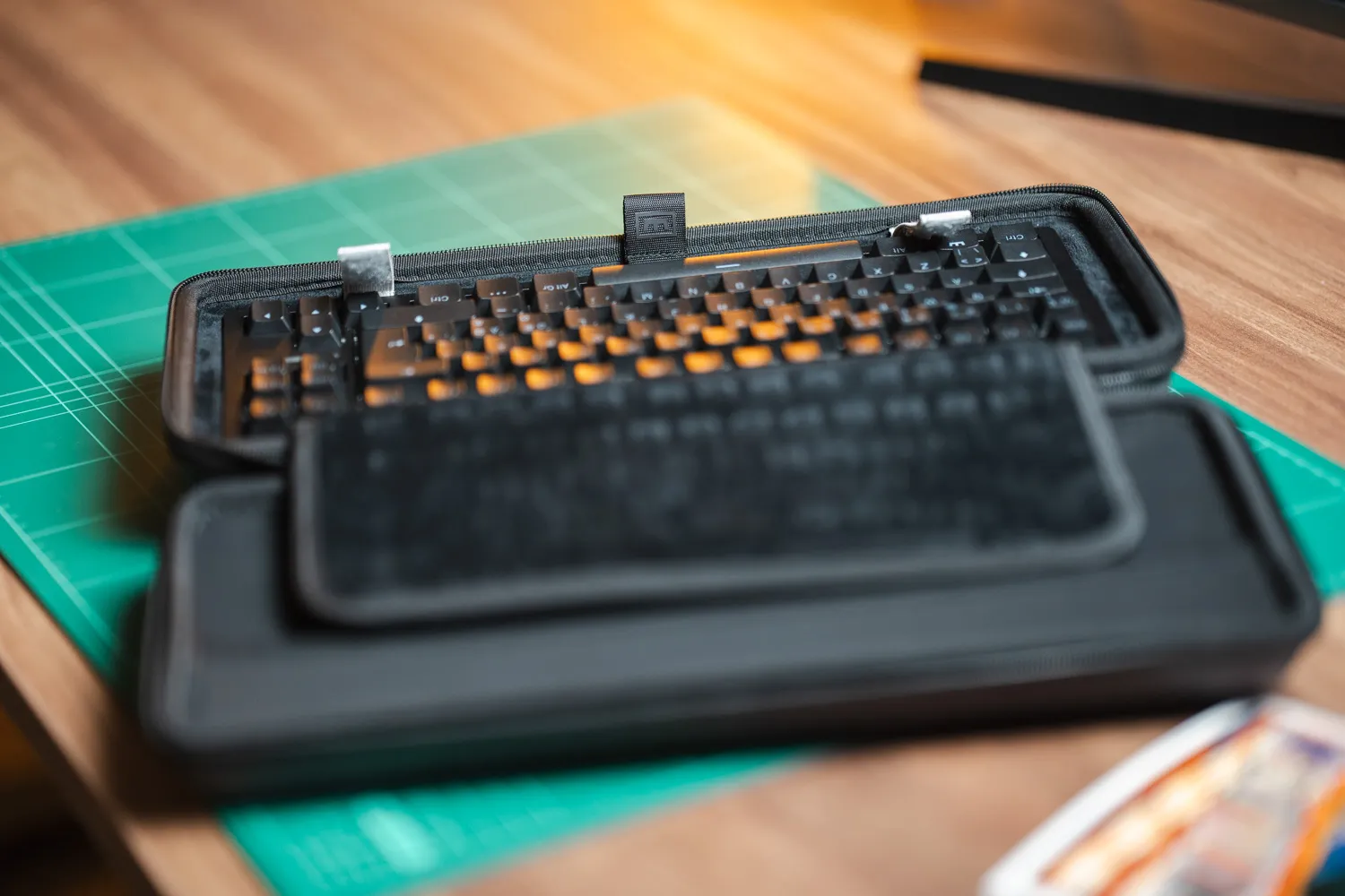 Lift tab that makes it easy to lift the heavy keyboard from the case