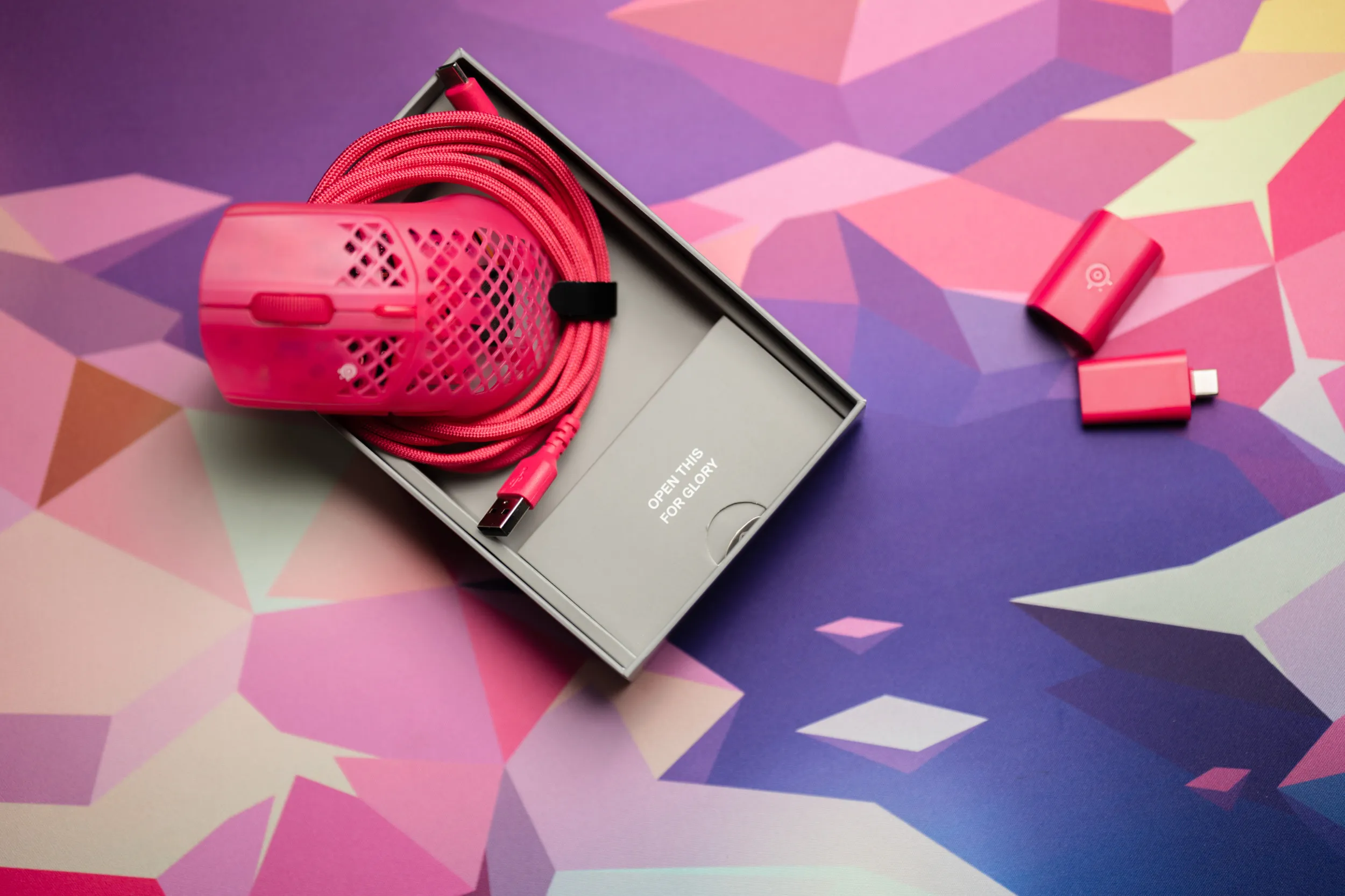 SteelSeries Aerox 3 Wireless Gen 2 i eska med rosa kabel og teksten Open this for glory