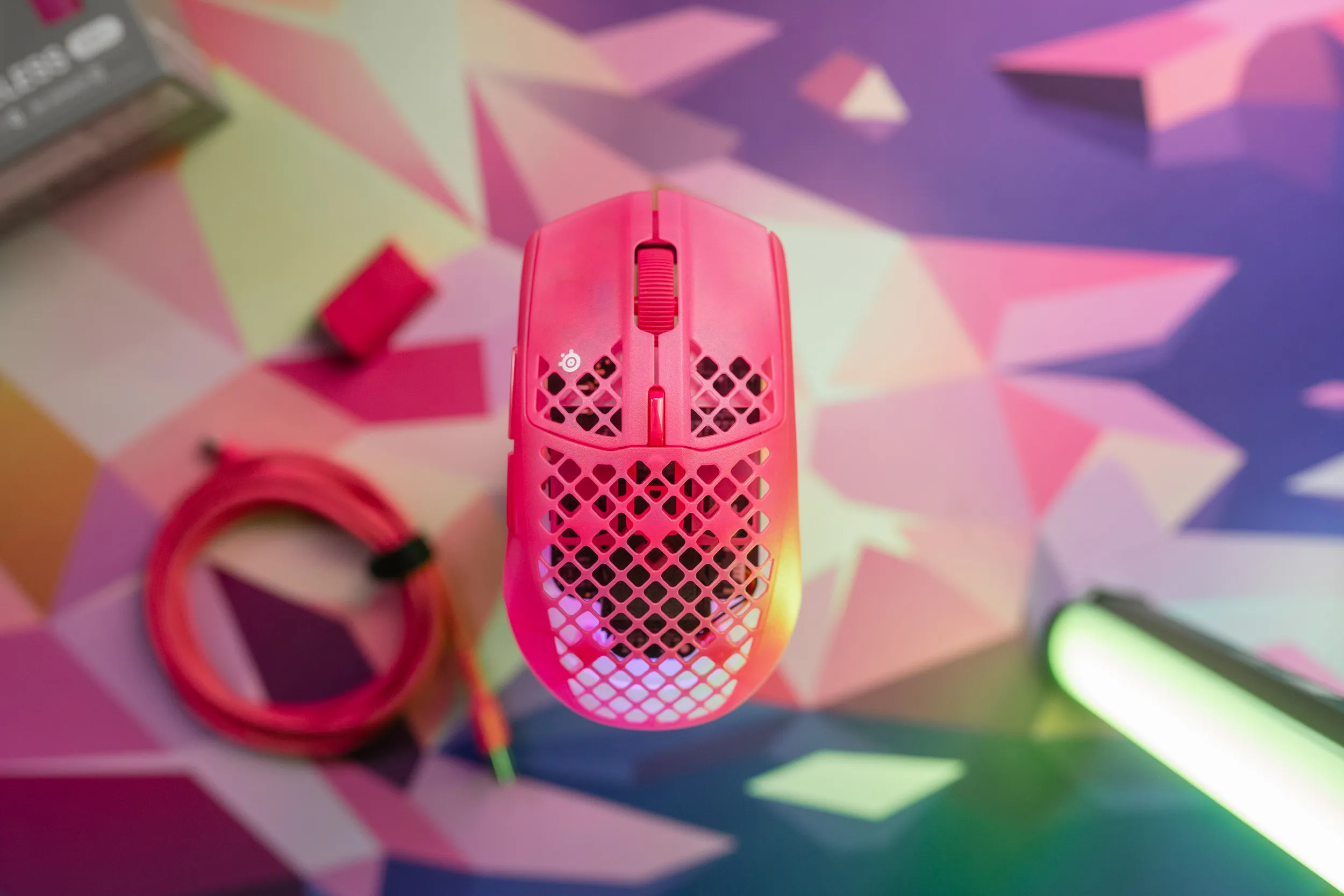 Aerox 3 Wireless Gen 2 ovenfra med RGB-lys som skinner gjennom hullene i skallet