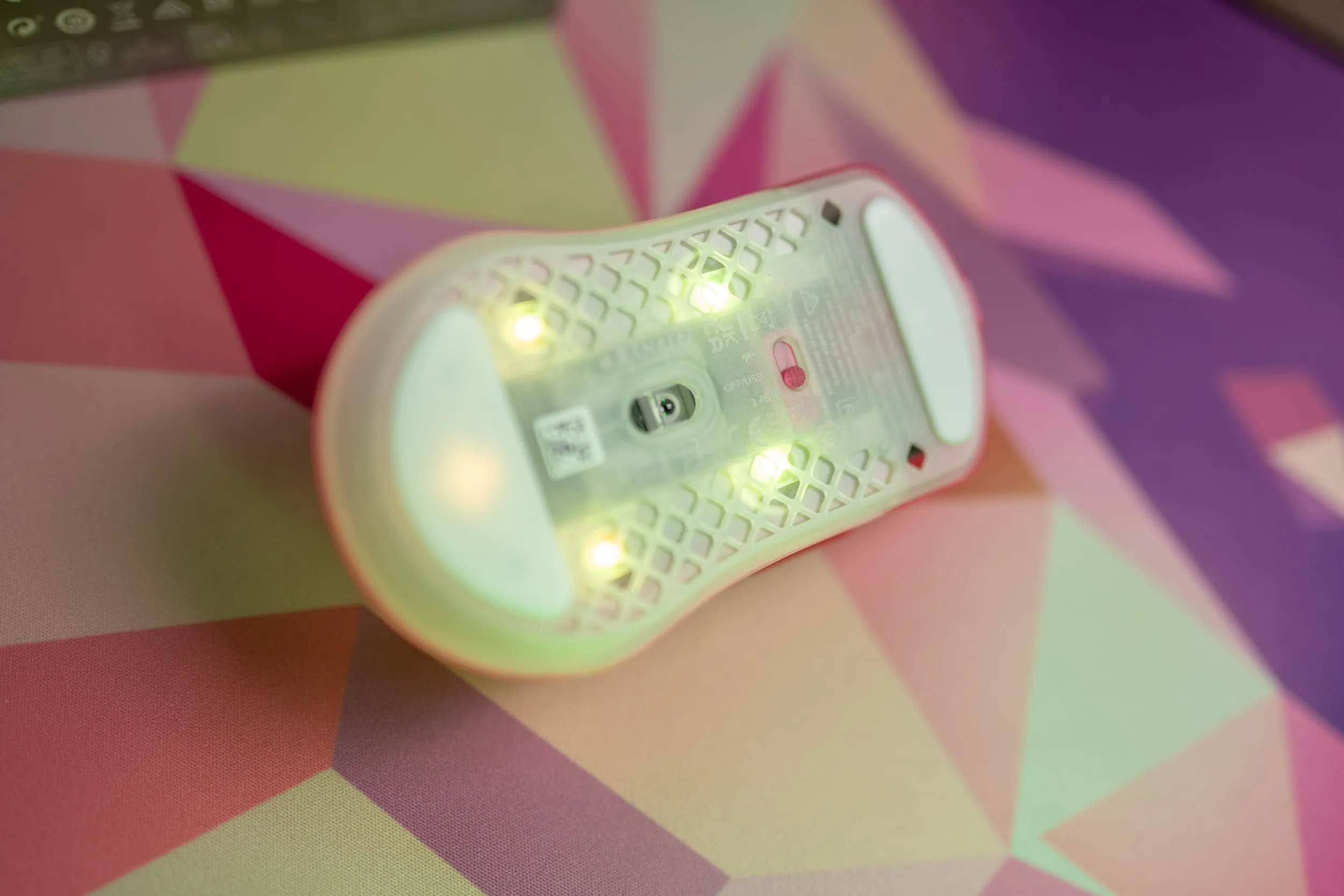 Undersiden av Aerox 3 Wireless Gen 2 med lysdioder, sensor og modusbryter
