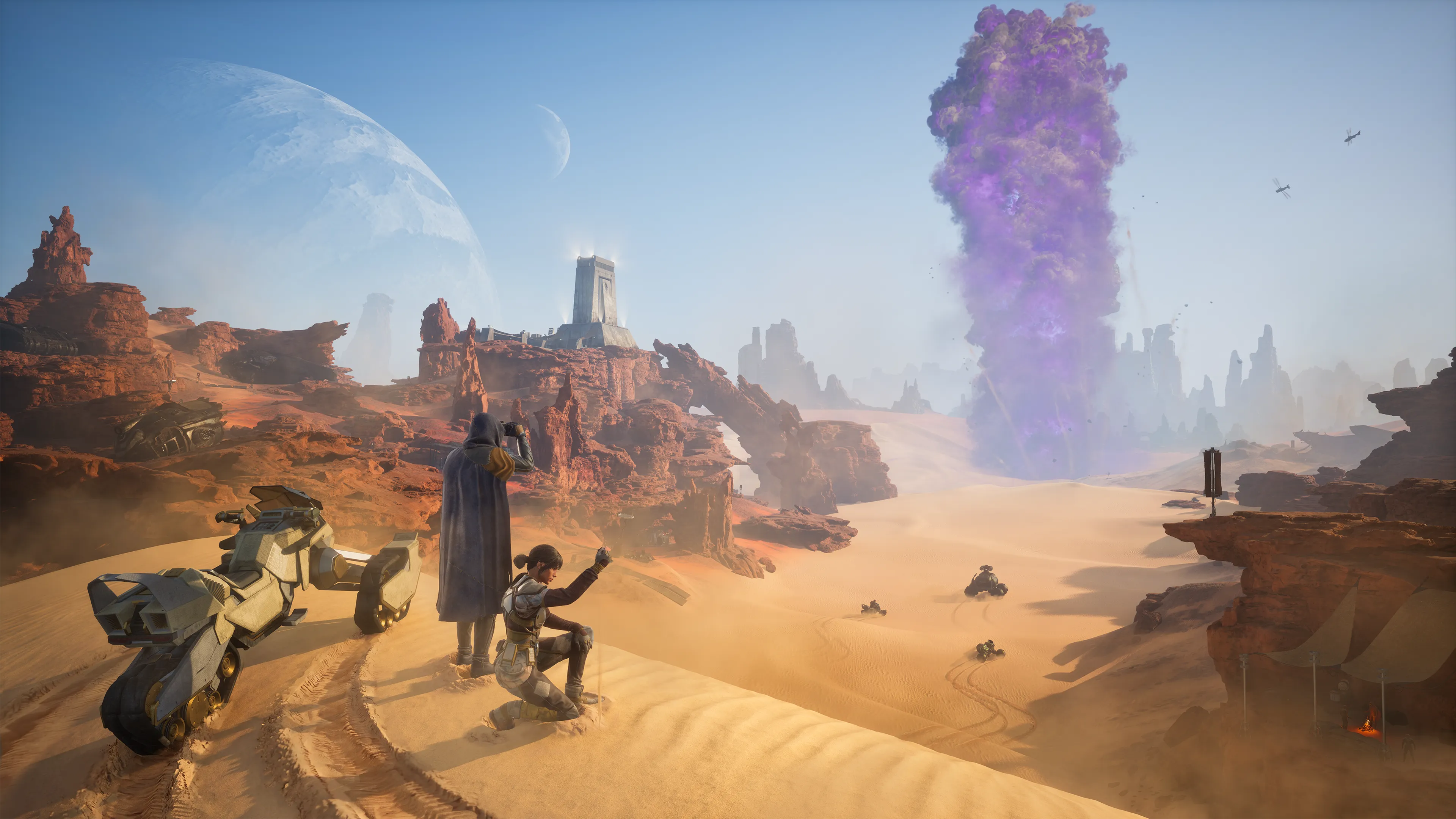 To karakterer på en sanddyne ser utover Arrakis med en lilla krydderutblåsning i det fjerne