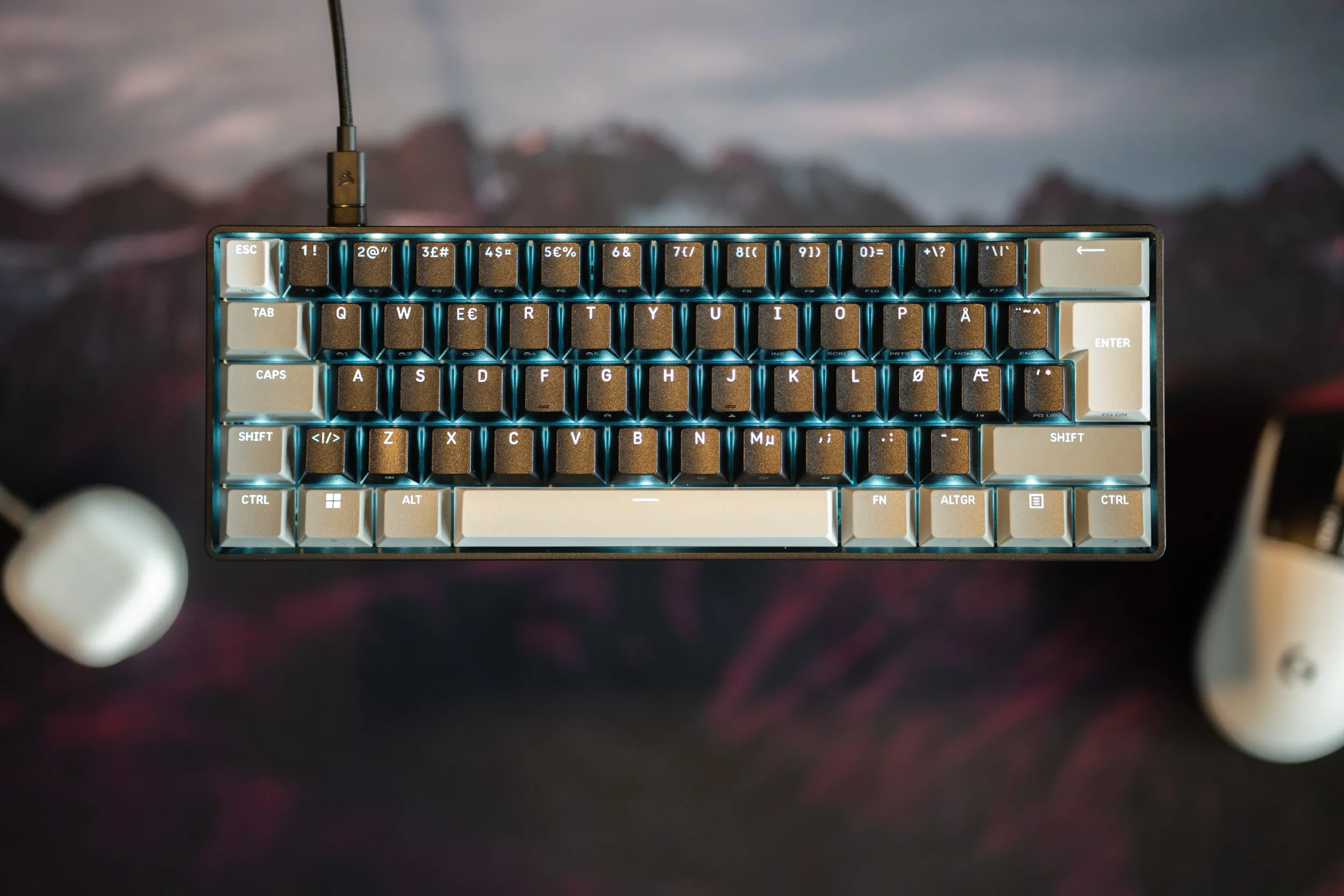 Nærbilde av Corsair Clipper Pro Mini 60 med keycaps og legends