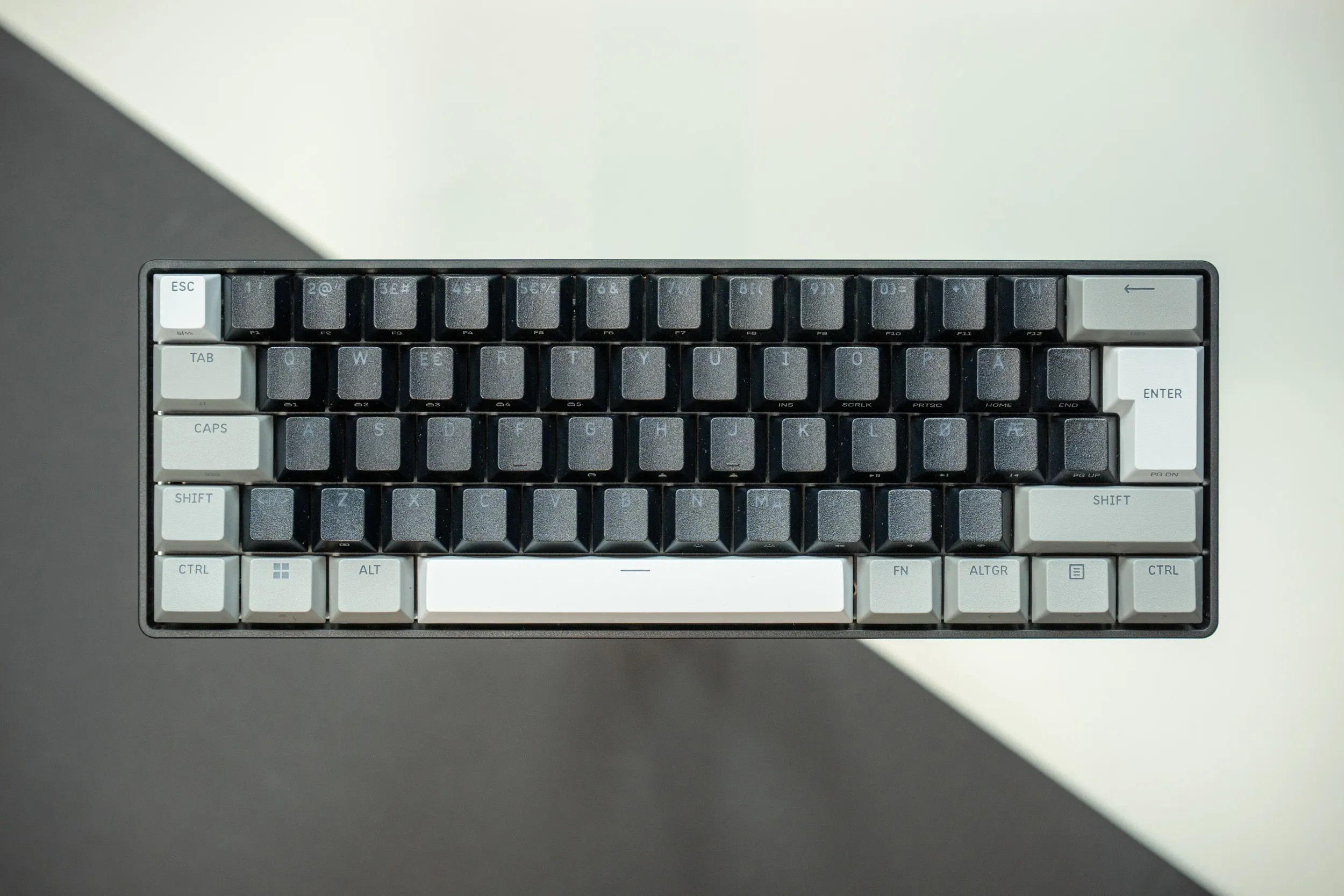 Corsair Clipper Pro Mini 60 sett ovenfra på pulten