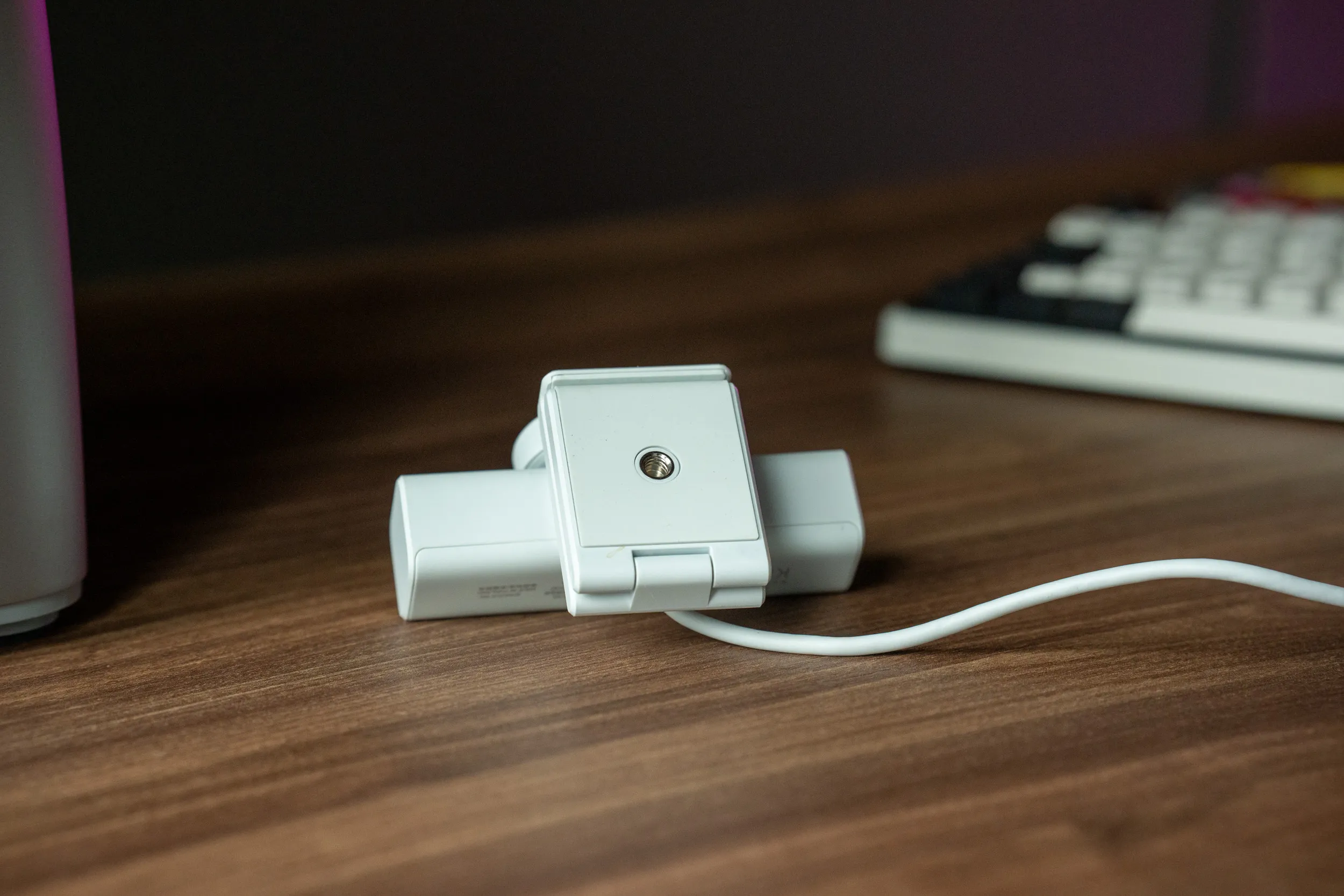 Undersiden av Razer Kiyo V2 X med 1/4-tommers stativgjenge