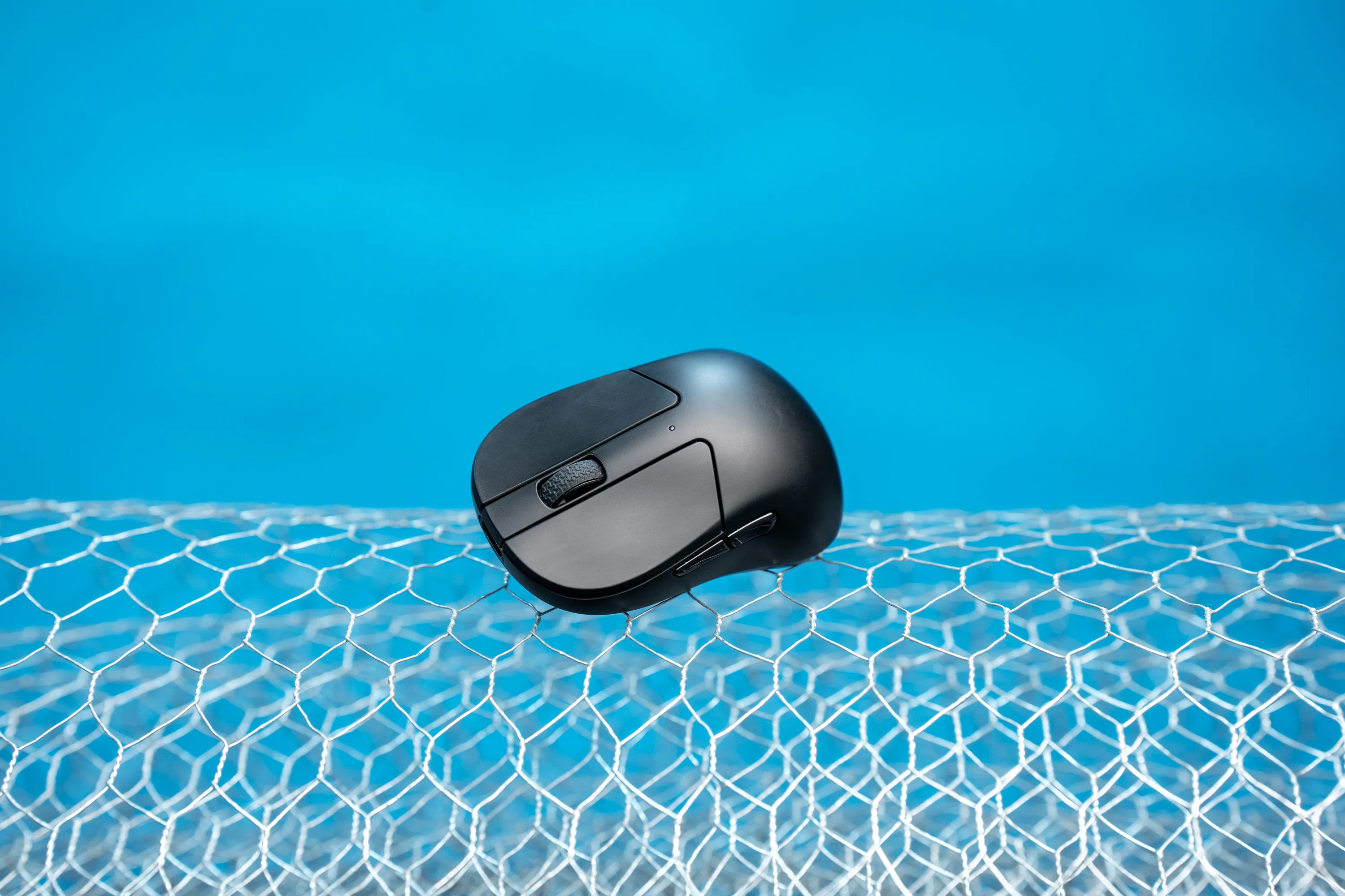 Keychron M4 mot blå bakgrunn