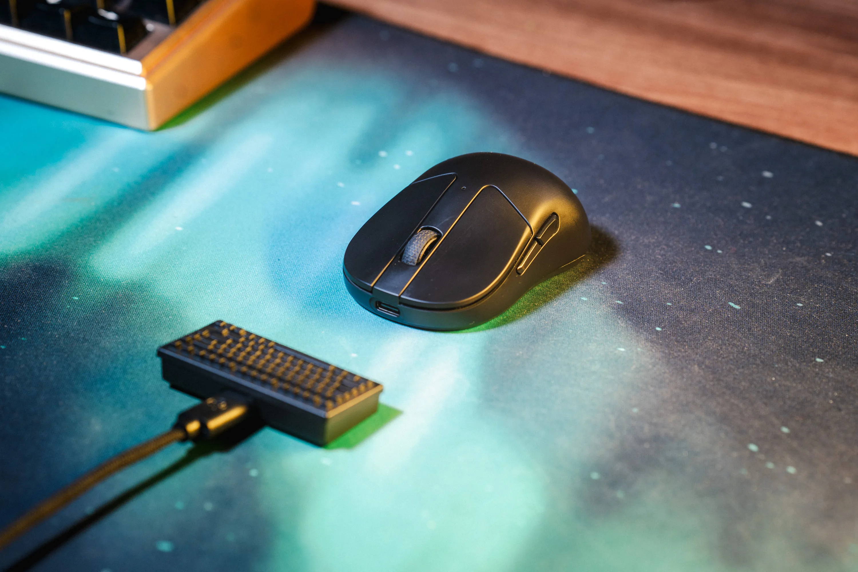 Keychron M4 på skrivebordet mitt