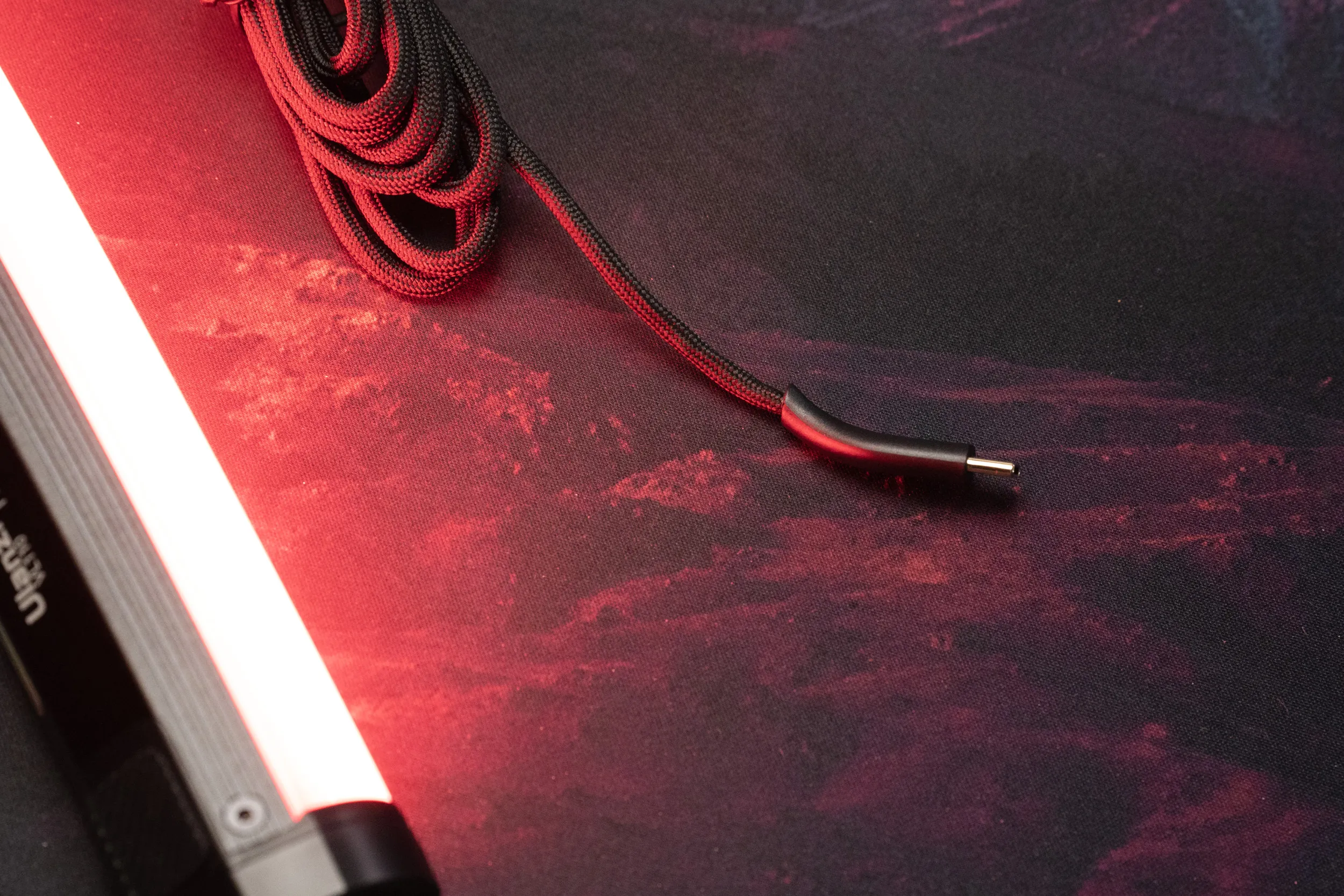 Den flettede USB-C til USB-C-kabelen som følger med Keychron G5