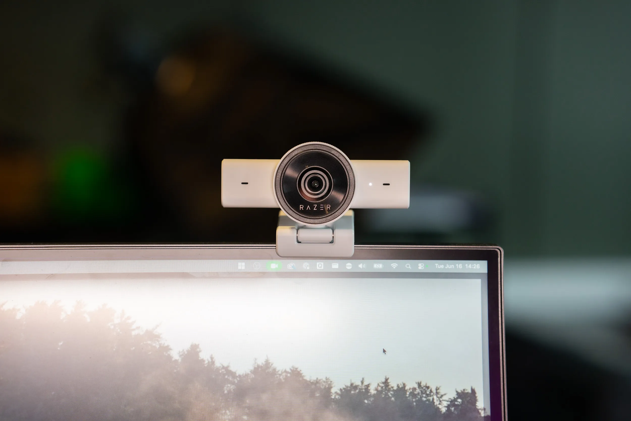 Razer Kiyo V2 X plassert oppå en skjerm