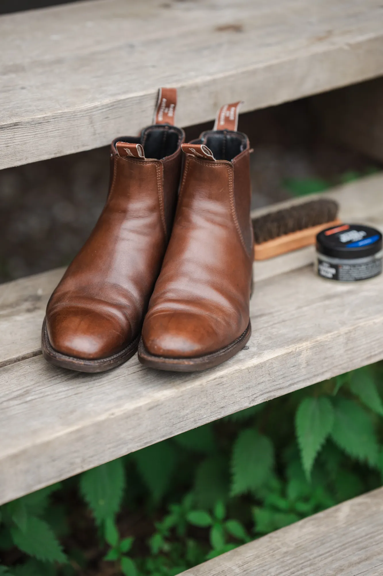 R.M. Williams Comfort Craftsman i Chestnut på trappa