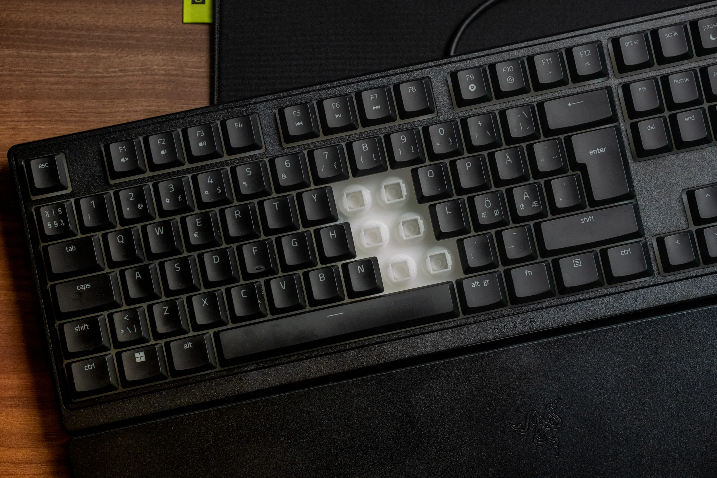 Razer Ornata V3 X med flere tastehetter fjernet, som viser membranbryterne under