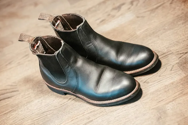 Red Wing chelsea sett skrått ovenfra på tregulv