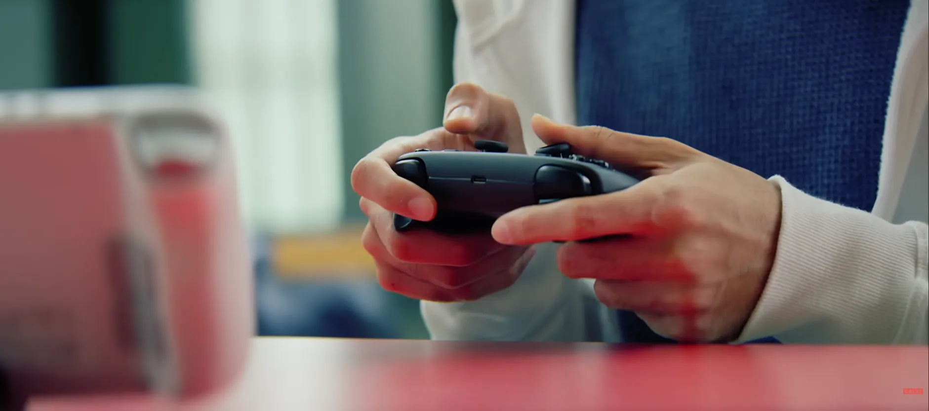 Nærbilde av hender som holder Steam Controller