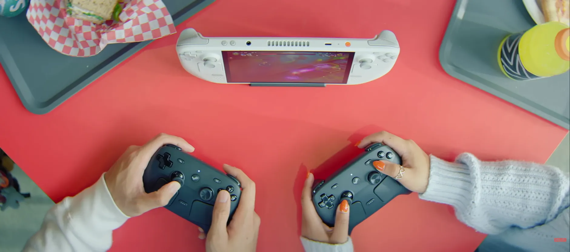 To personer som spiller couch co-op med hver sin Steam Controller