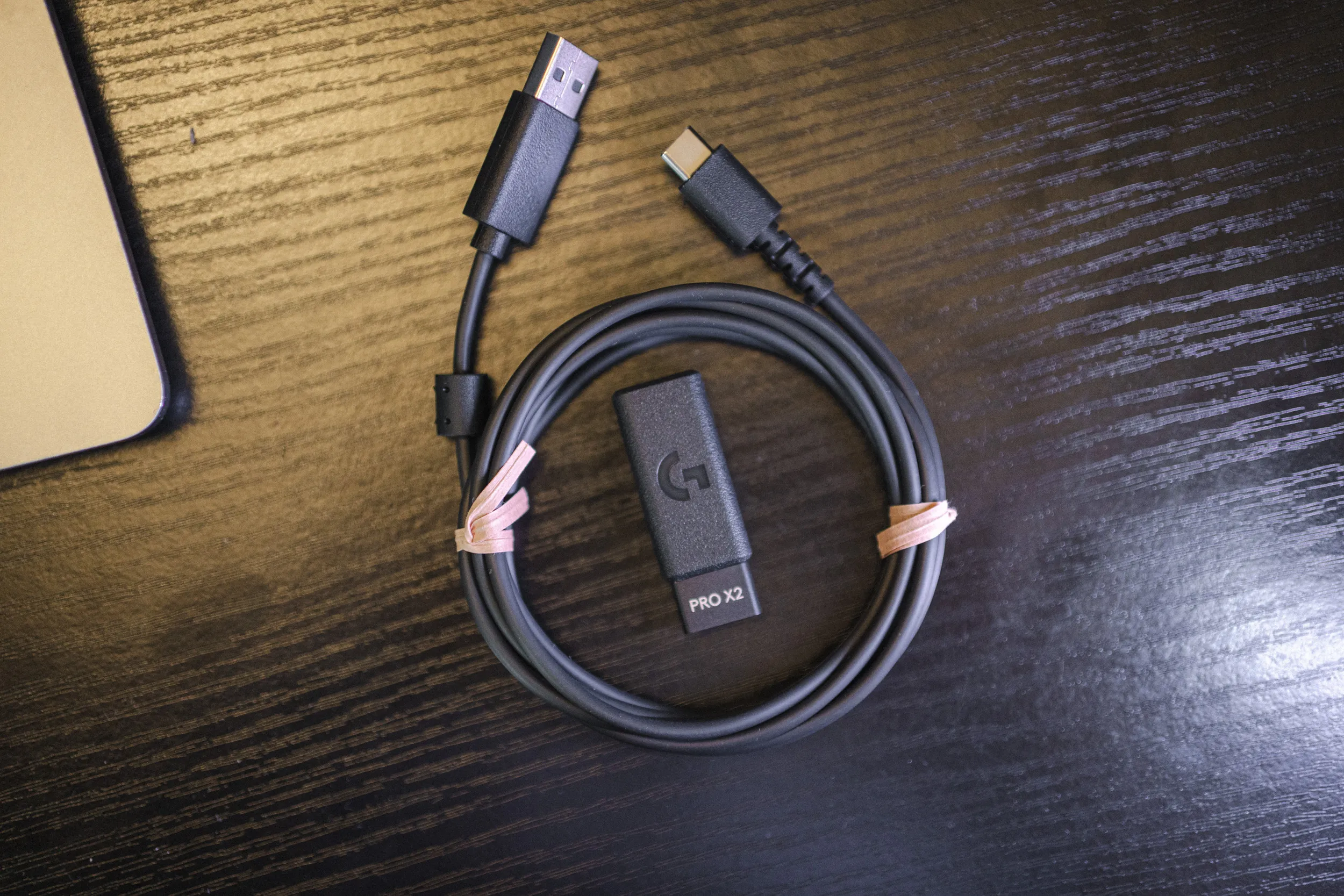 USB-A til USB-C-kabel og trådløs mottaker som følger med Superlight 2