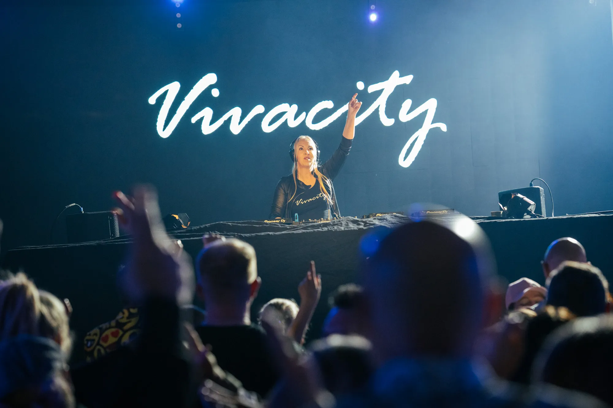 Vivacity varmer opp publikum på Vulkan Arena