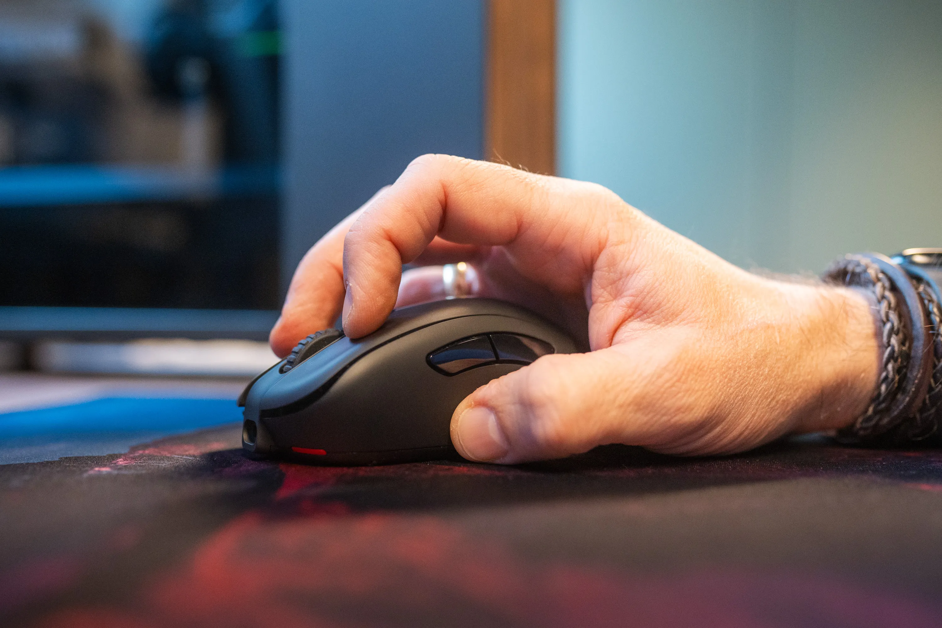 Zowie EC2-CW i hånden