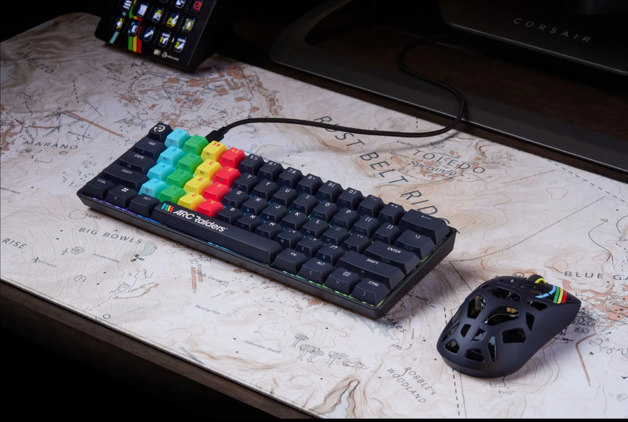Corsair Clipper Pro Mini 60 og Sabre v2 Pro MG i Arc Raiders-utgave, på kartmatta