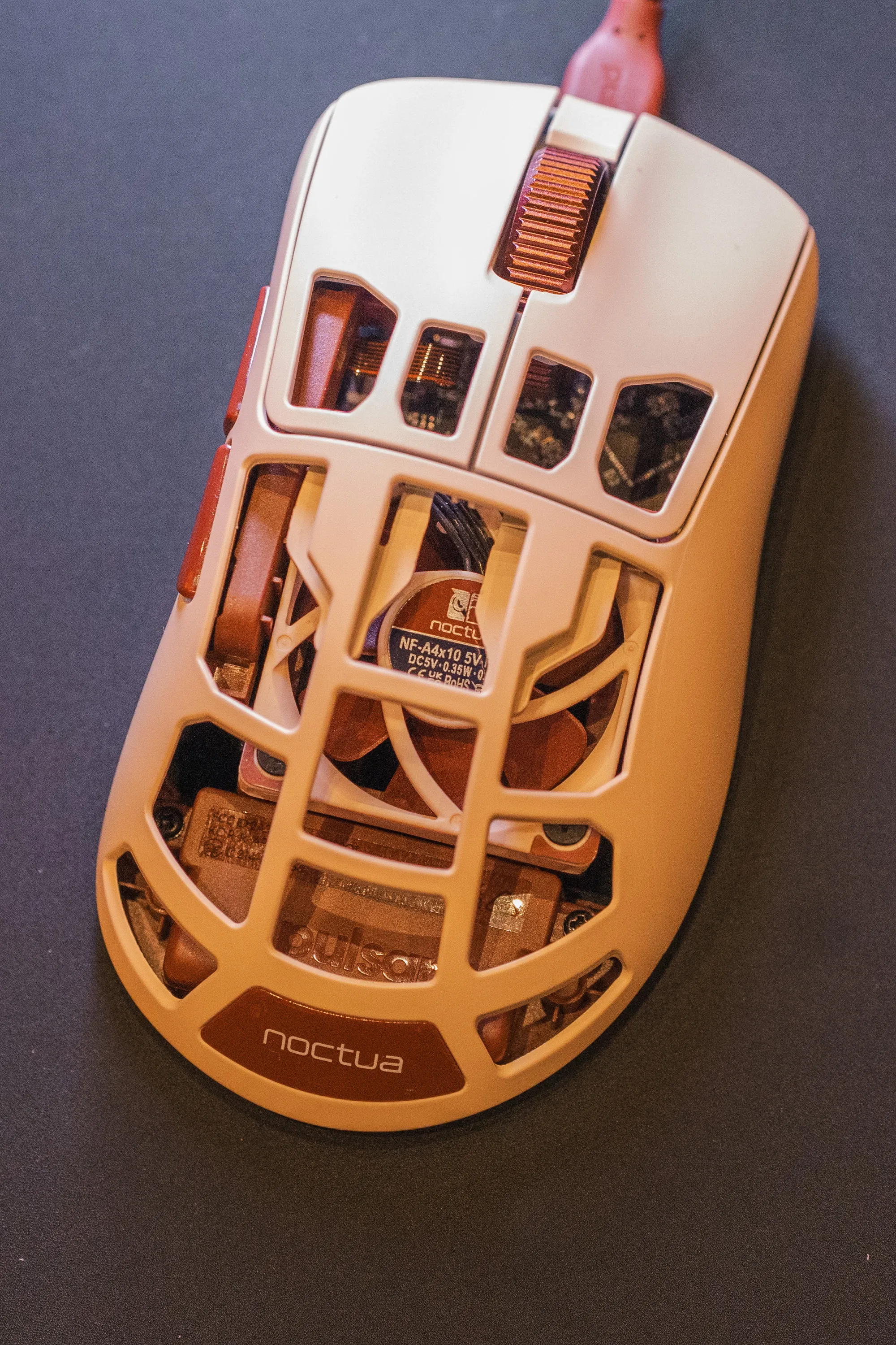 Nærbilde av Pulsar Feinmann F01 Noctua Edition ovenfra, med Noctua NF-A4x10-vifta synlig gjennom det åpne skallet