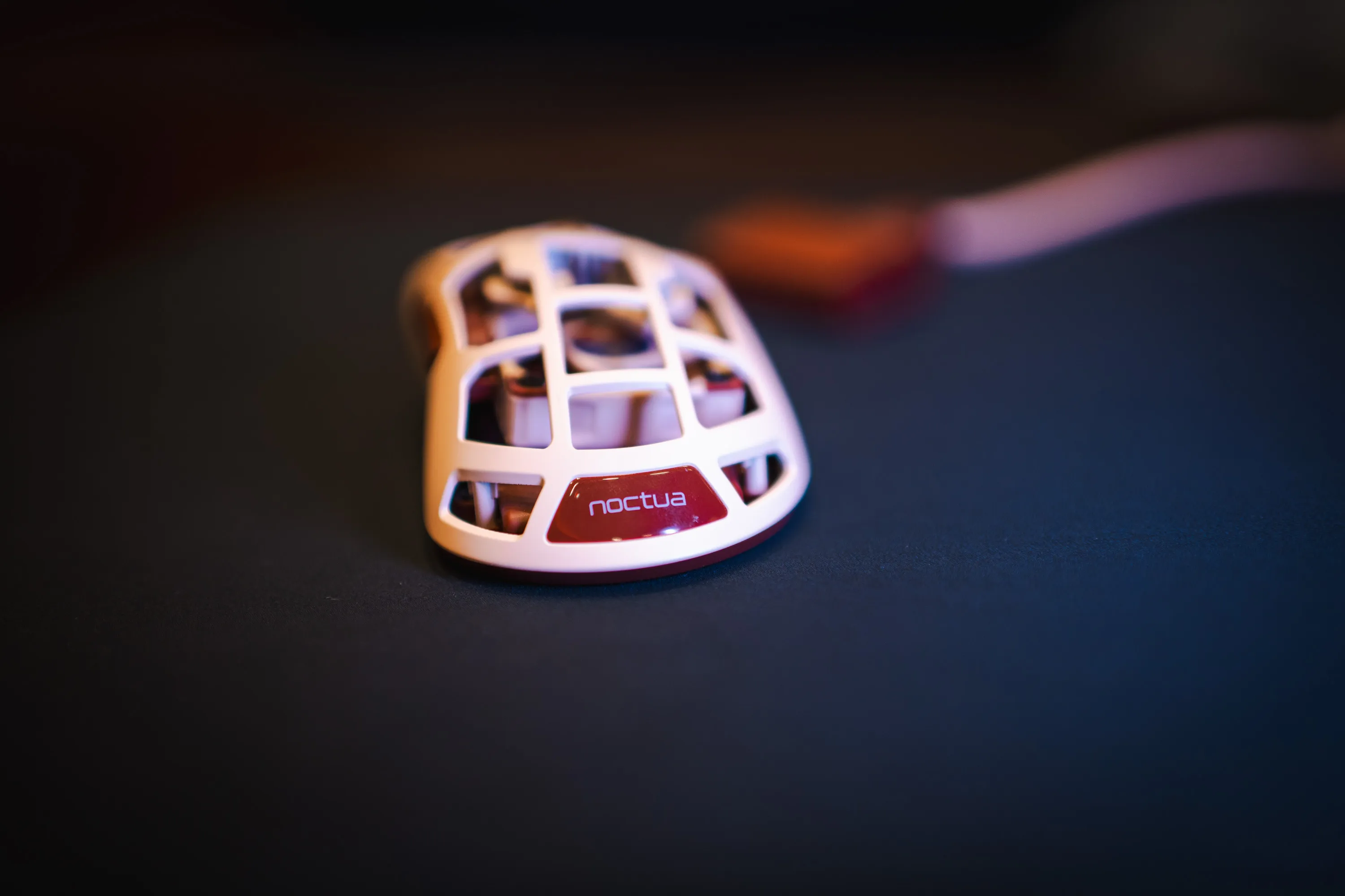 Feinmann F01 Noctua Edition sett bakfra, med Noctua-logoen og det åpne skallet over vifta