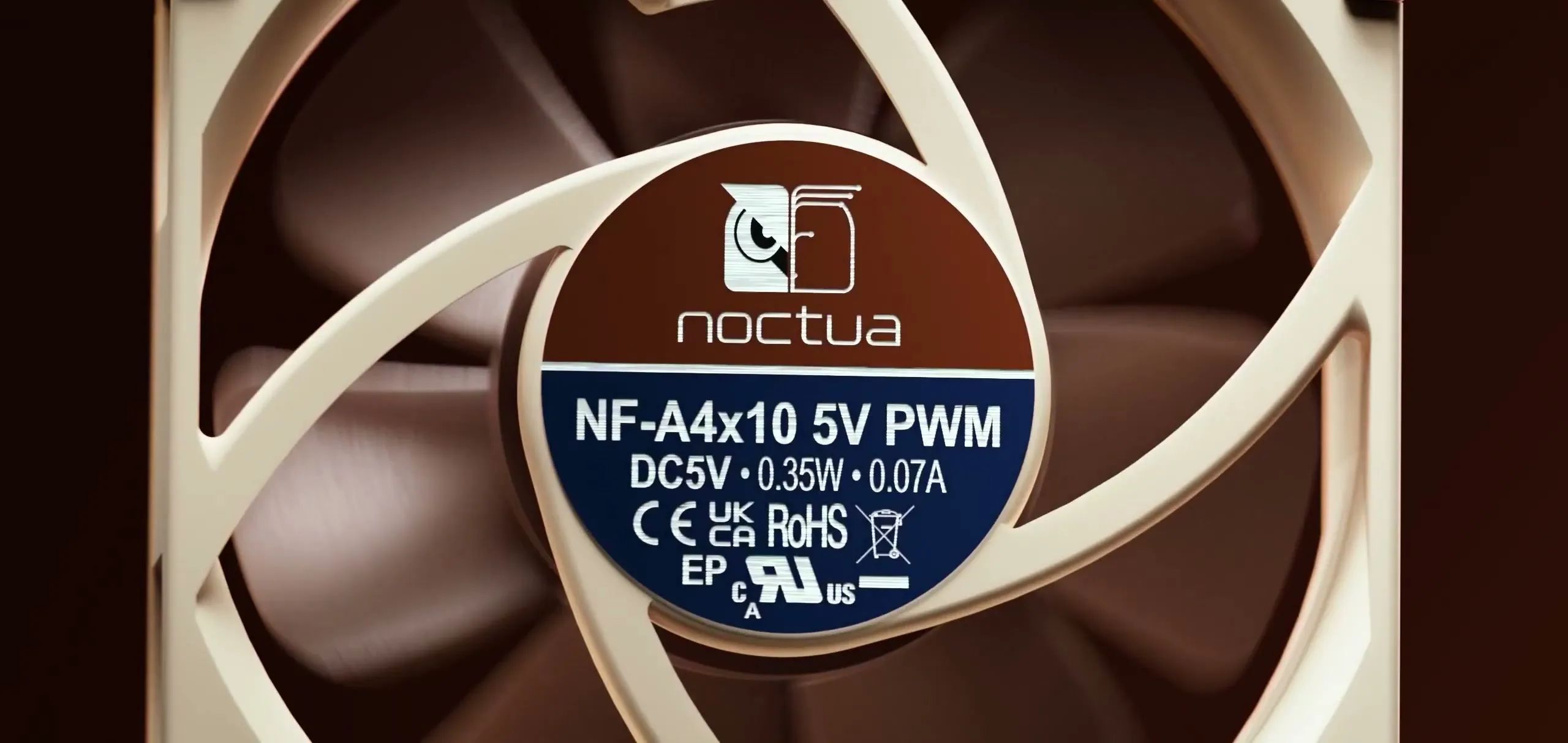 Nærbilde av Noctua NF-A4x10 5V PWM-vifta i Feinmann F01 Noctua Edition