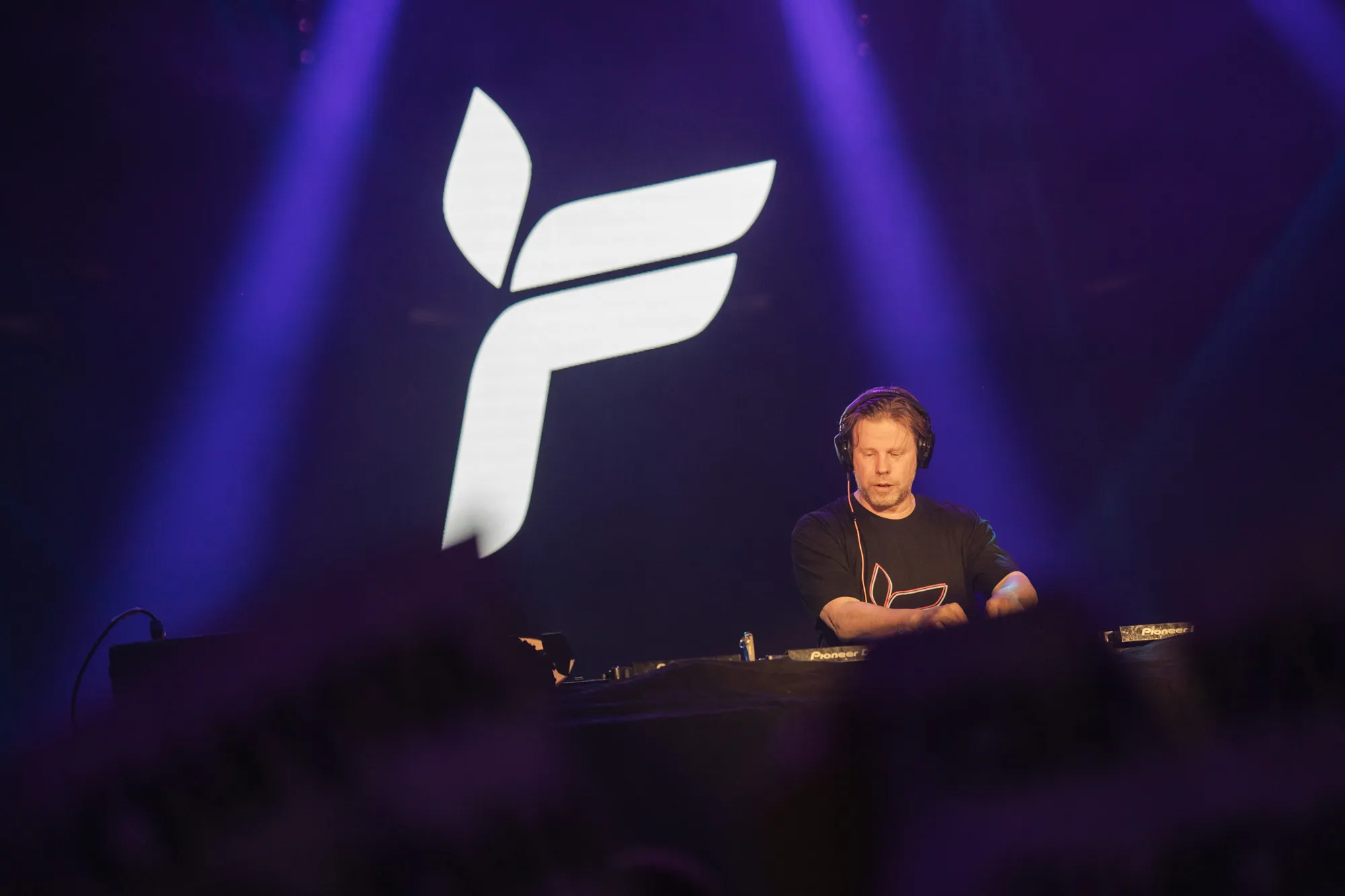 Ferry Corsten på scenen på Vulkan Arena