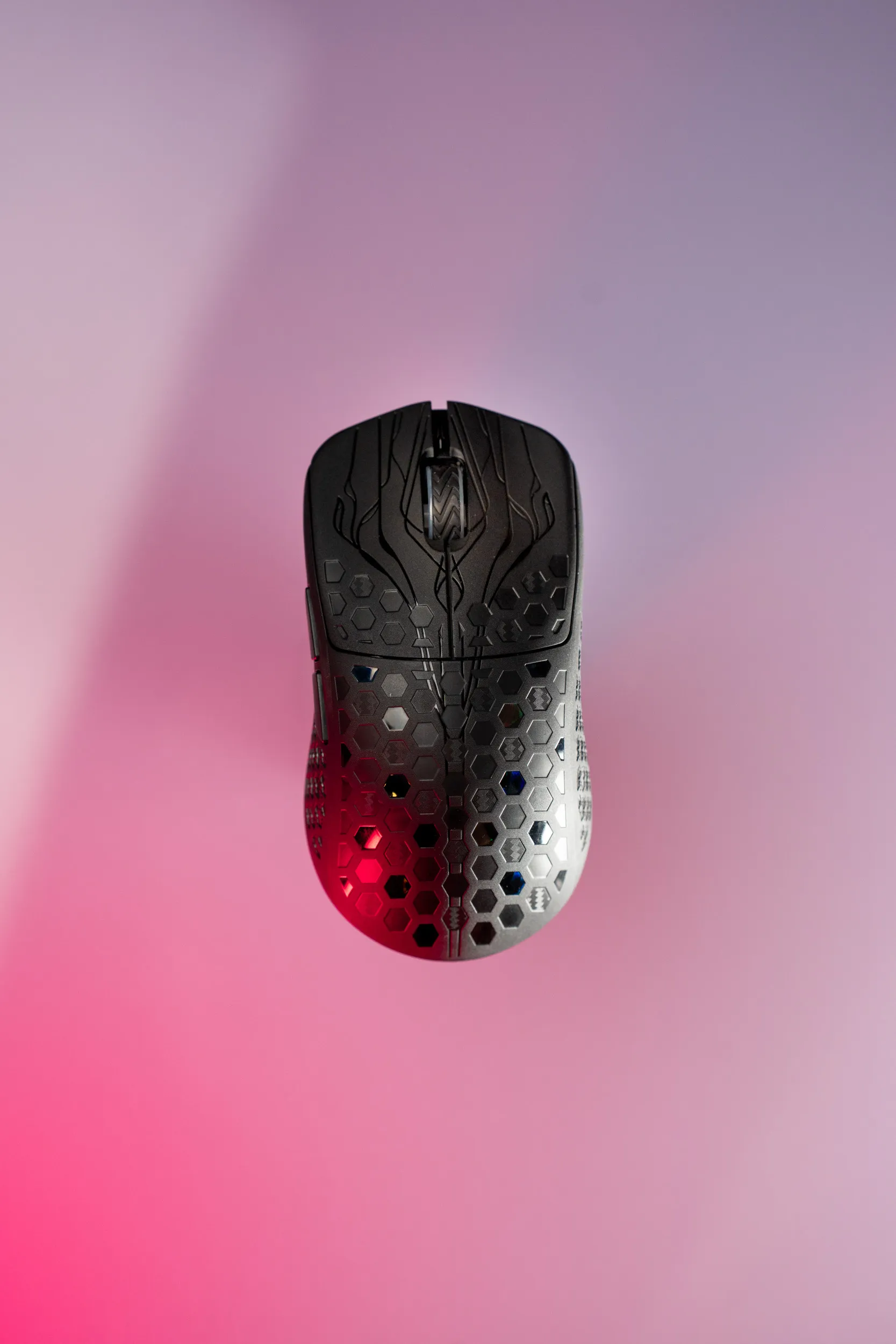 Keychron G5 sett rett ovenfra på rosa bakgrunn