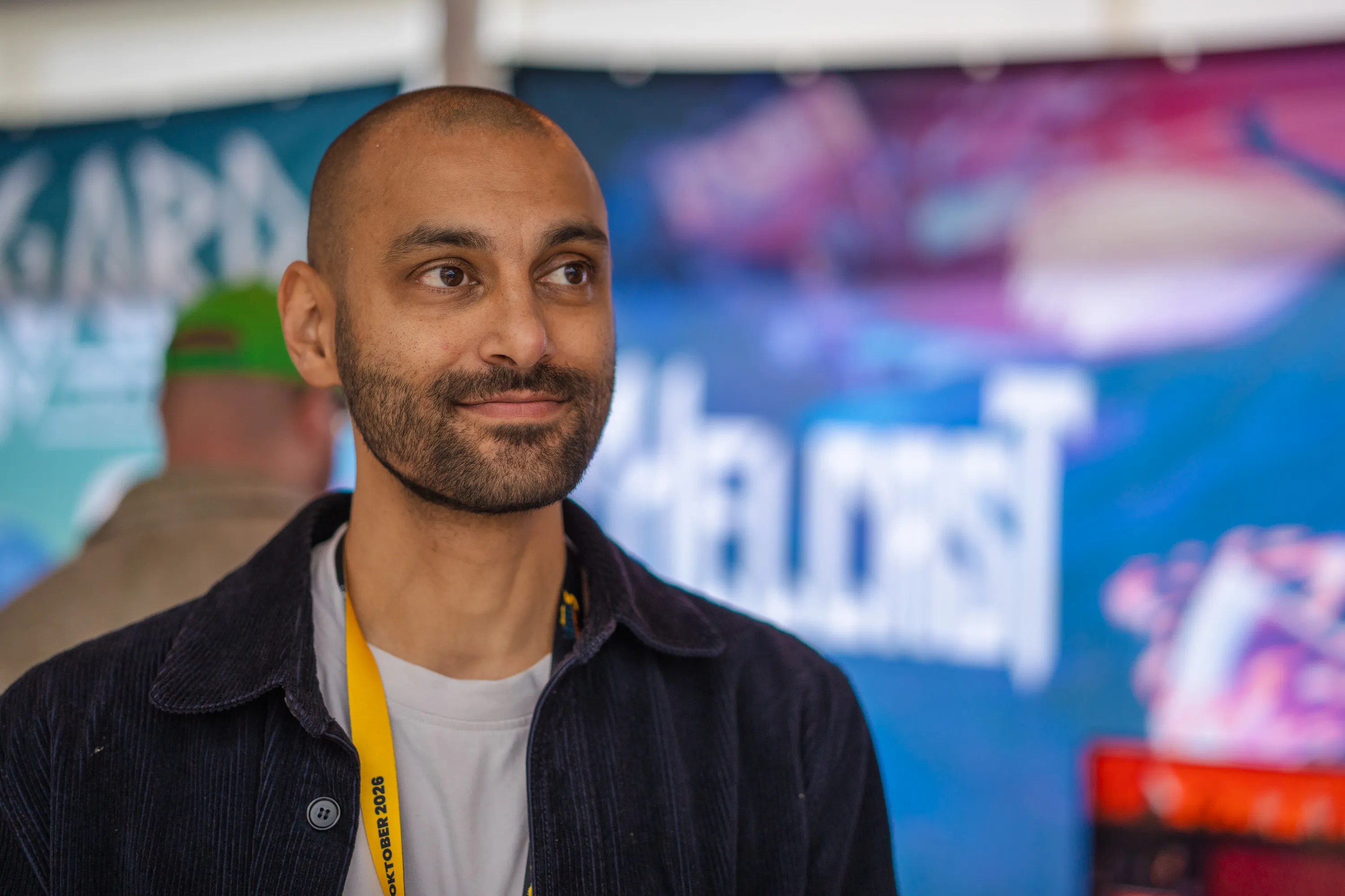 Rickard Paulsson fra Ricpau Studios foran Helcast-banneret i Indie Zone på Moderskeppet