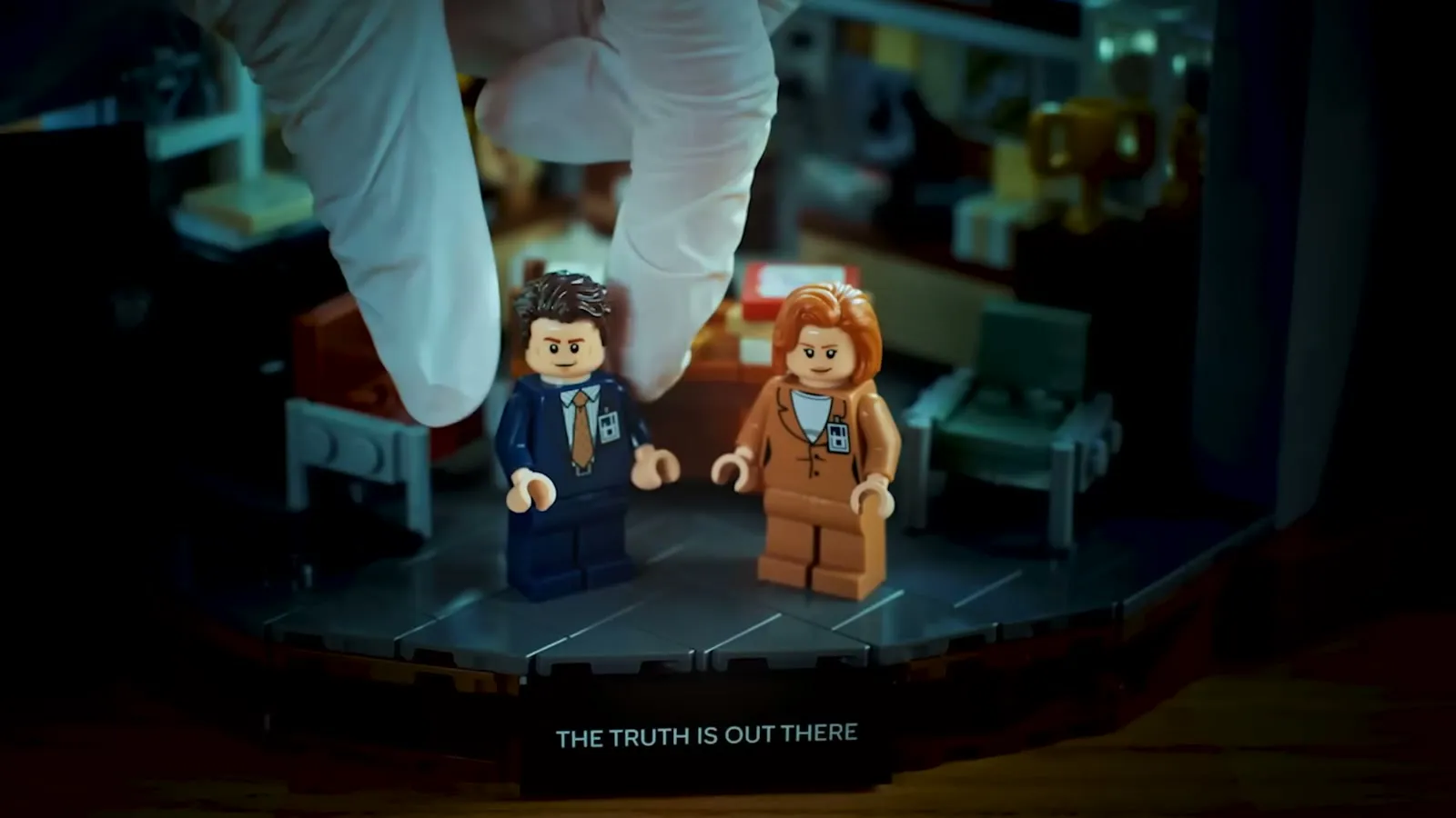 Minifigurene av Mulder og Scully i kjellerkontoret i LEGO-settet