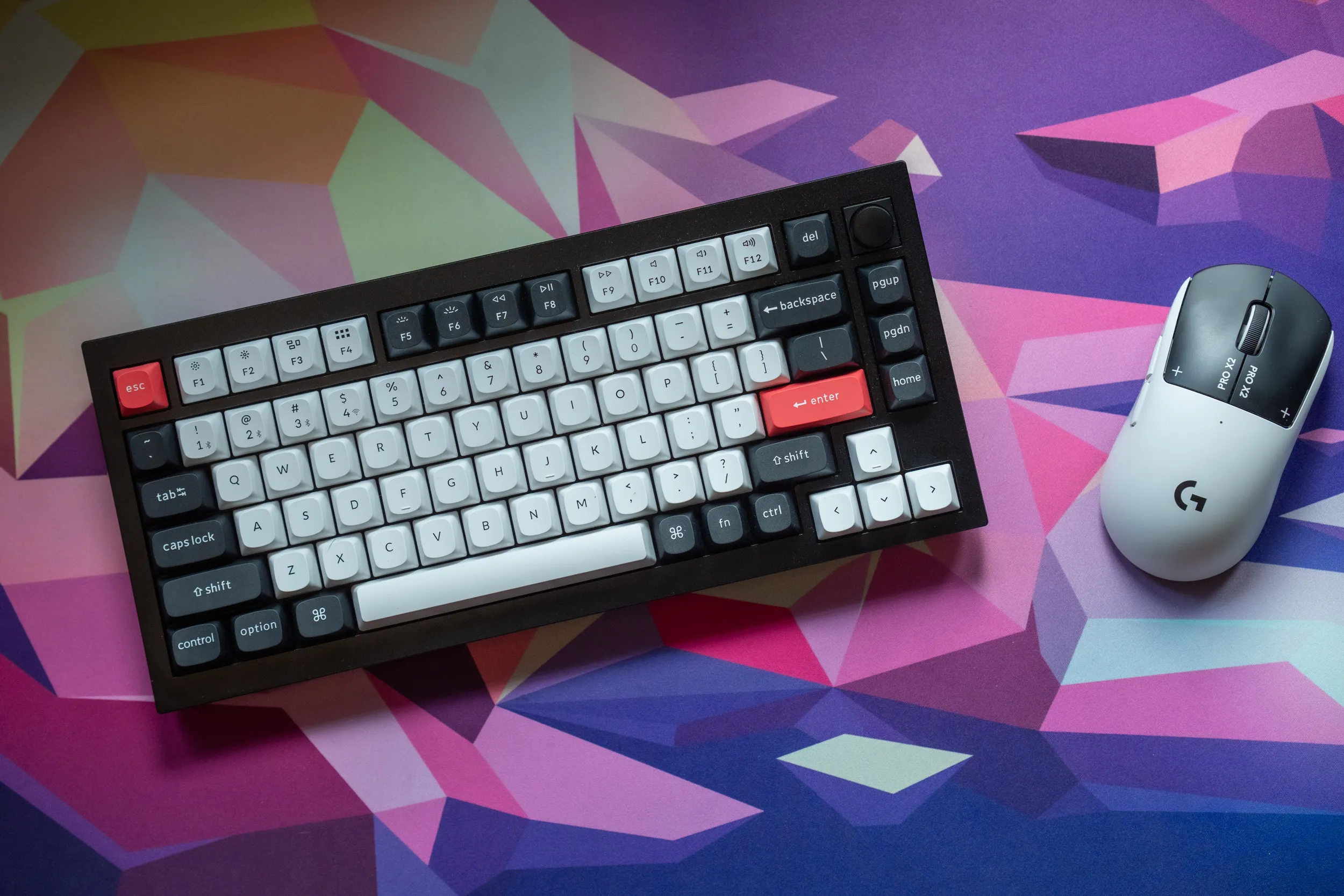 Keychron Q1 HE i 75%-layout på fargerik musematte, med knob og rød enter-tast