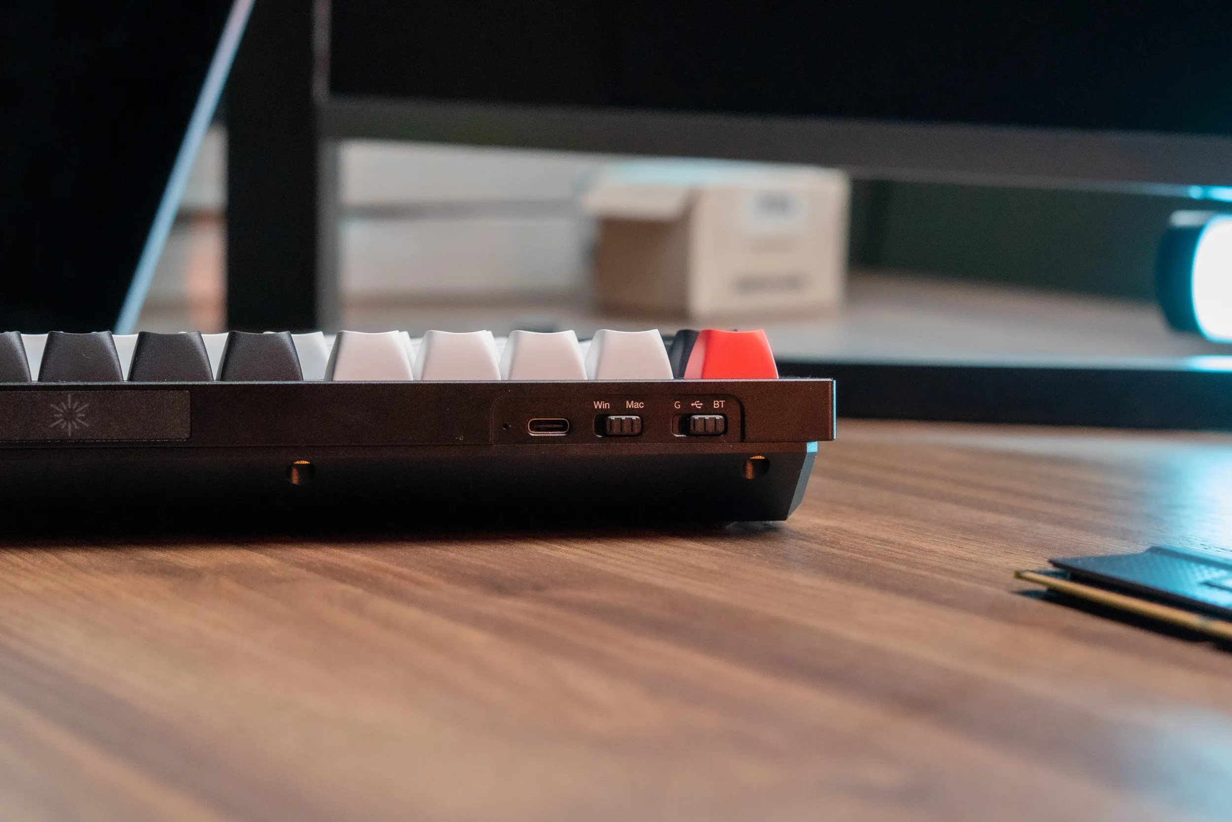 Baksiden av Keychron Q1 HE med USB-C-port, OS-bryter og bryter for tilkoblingsmodus