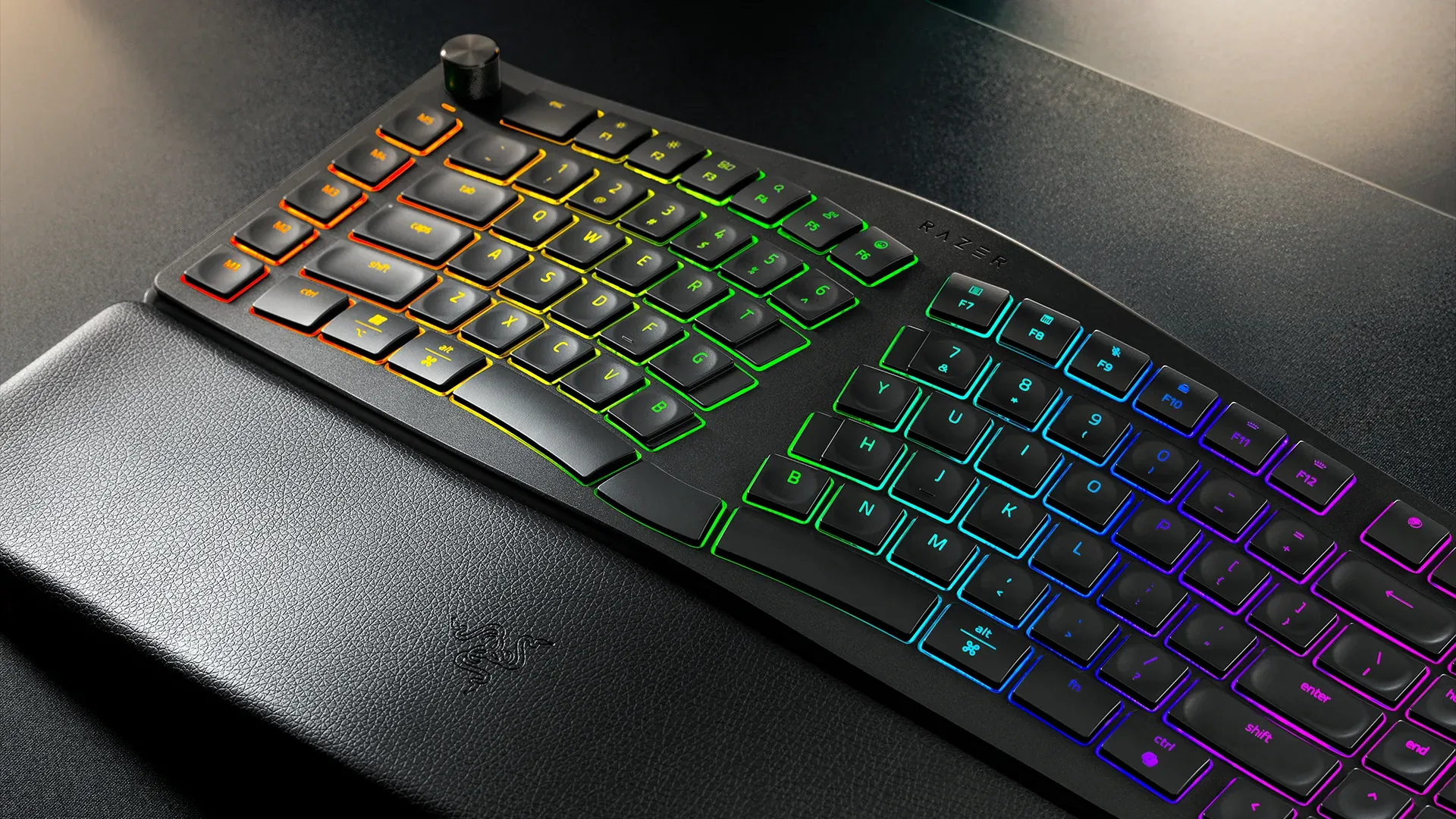 Razer Pro Type Ergo vist i et typisk skrivebordsoppsett