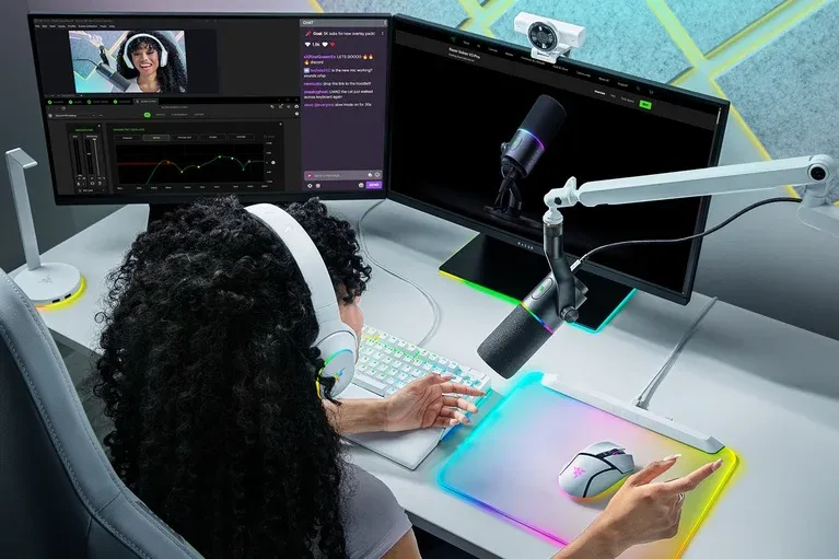 Razer Seiren V3 Pro montert på arm i et hvitt streamingoppsett