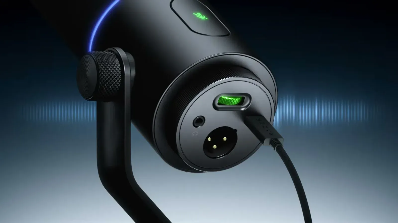 Undersiden av Razer Seiren V3 Pro med gain-indikator, XLR-kontakt, USB-C og hodetelefonutgang