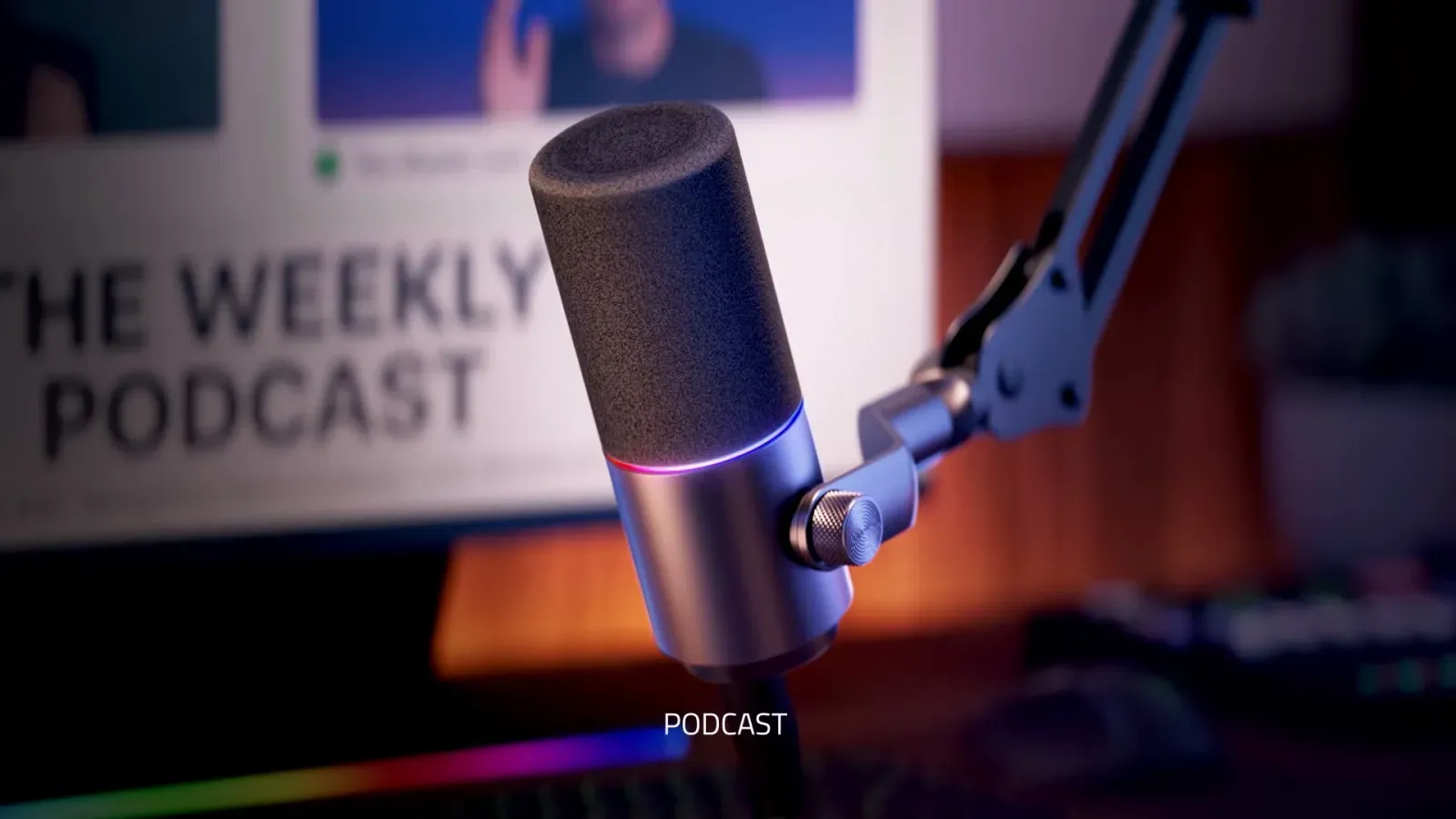 Razer Seiren V3 Pro på mikrofonarm foran en skjerm med podkast-opptak