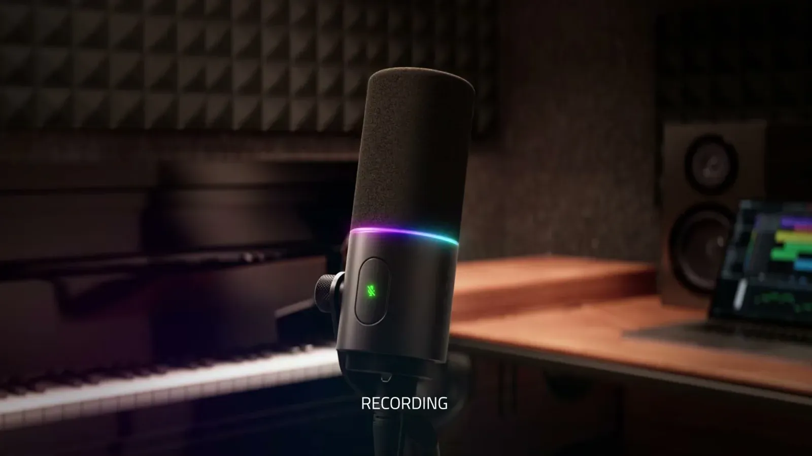 Razer Seiren V3 Pro i et lydisolert studio med piano i bakgrunnen