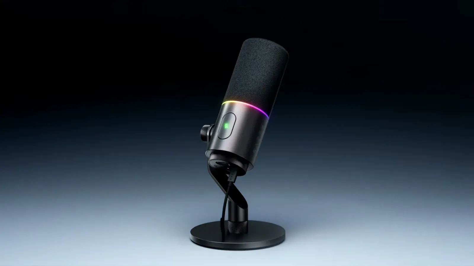 Razer Seiren V3 Pro på bordstativ mot nøytral bakgrunn