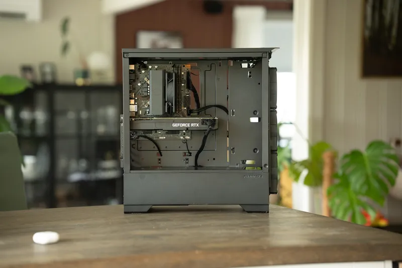 Server-PC-en med sidepanelet av, som viser luftkjøleren, hovedkortet og Dell OEM RTX 2080 Ti inni et stort Phanteks-kabinett