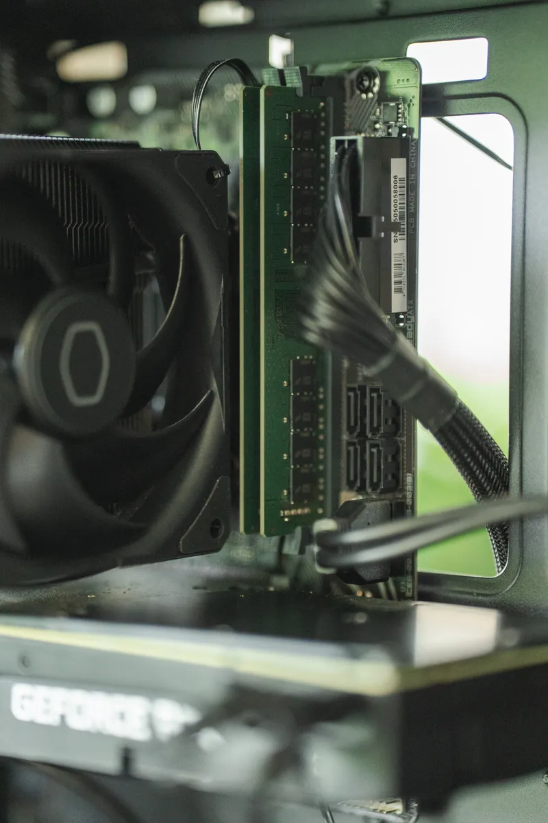 Inni Phanteks-kabinettet: en Cooler Master-luftkjøler, en DDR4-pinne, SATA-portene og RTX 2080 Ti under
