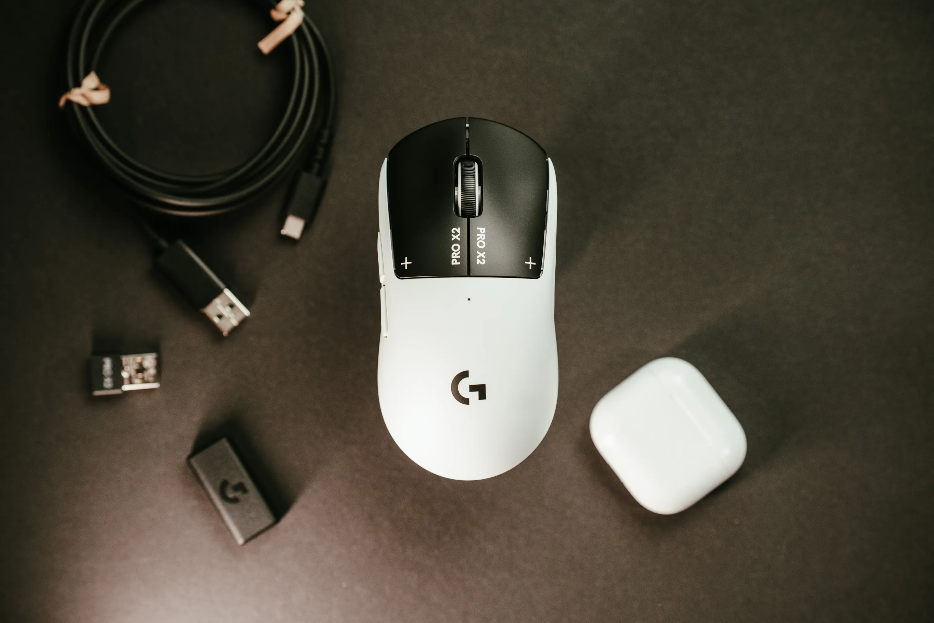 Logitech G Pro X2 Superstrike ovenfra, med USB-kabel, mottaker og adapter ved siden av