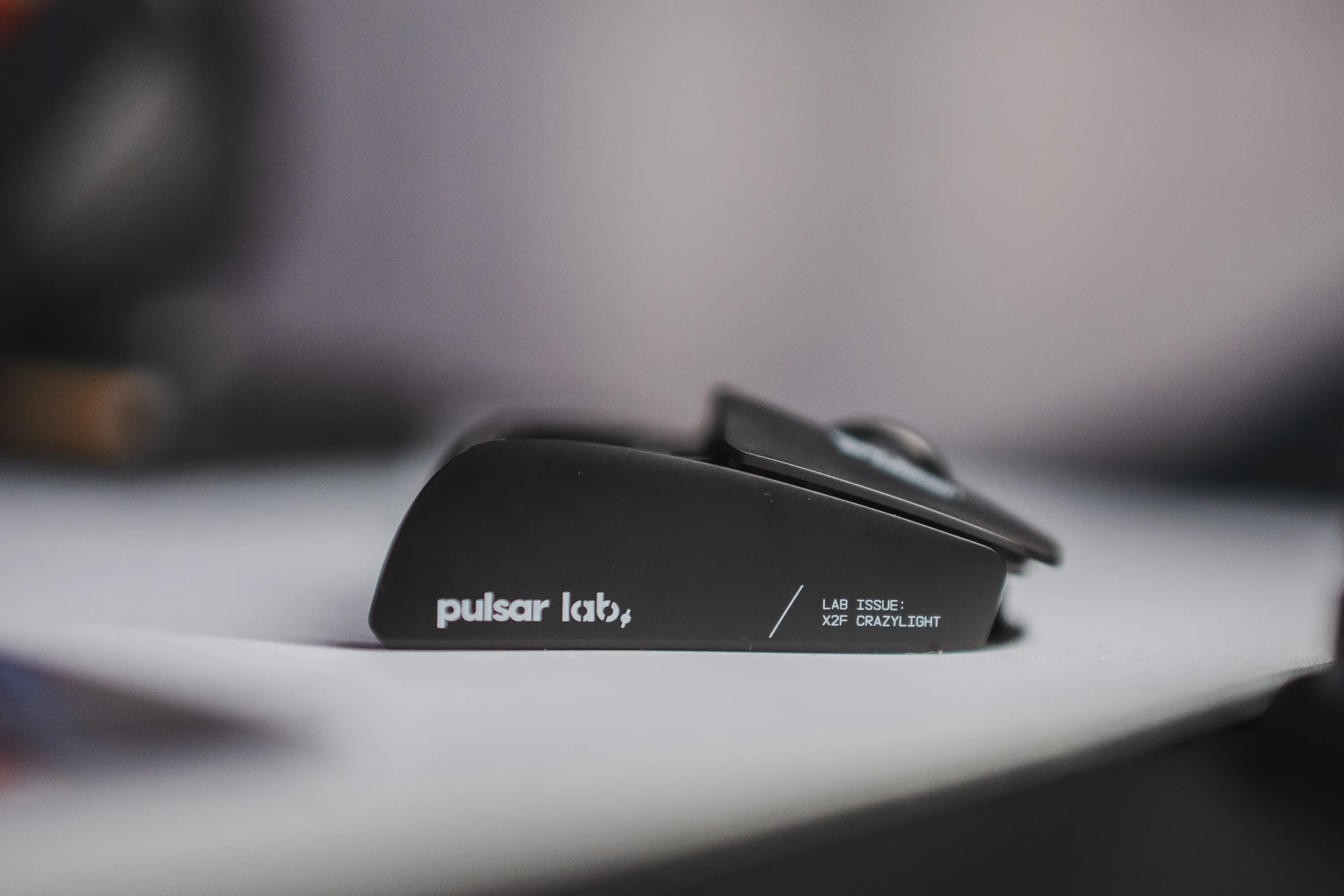 Pulsar X2F CrazyLight fra siden, med «pulsar lab» og «Lab issue: X2F CrazyLight» trykt på skallet